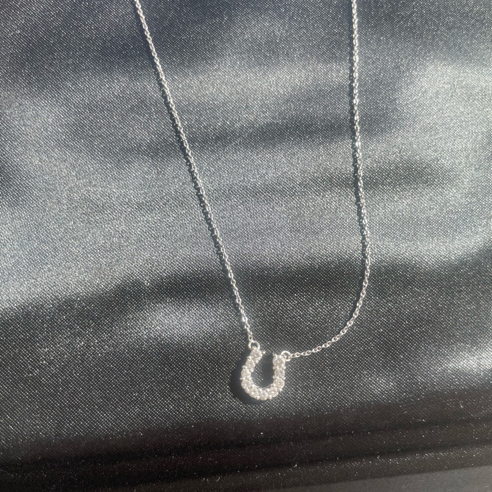 18k white gold and diamond necklace